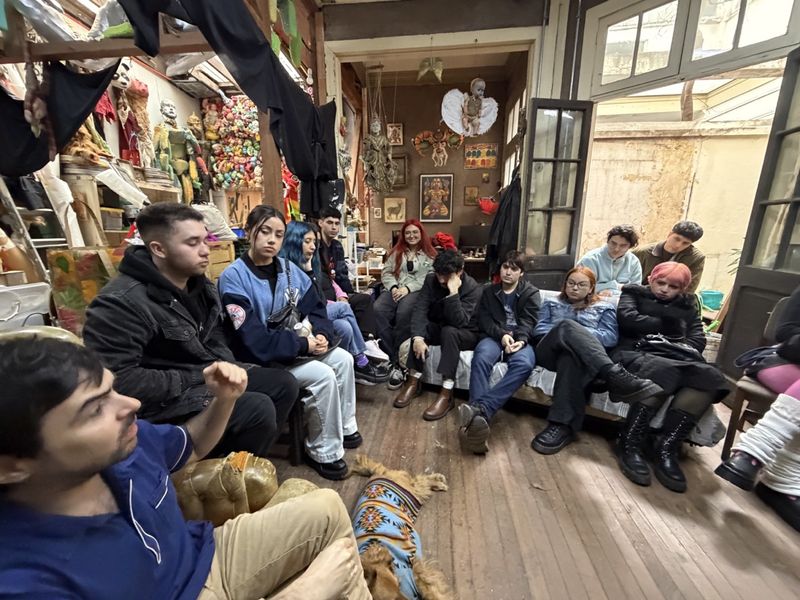 Estudiantes en la conversación con Pablo Martín Weber, Casa Fósfora