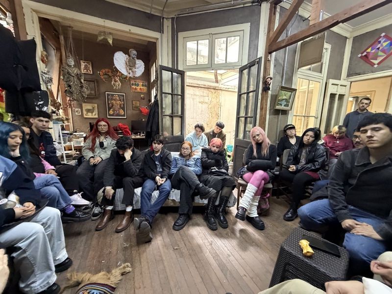 Estudiantes en la conversación con Pablo Martín Weber, Casa Fósfora